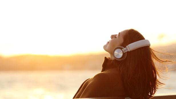 Frau hört Musik und entspannt.