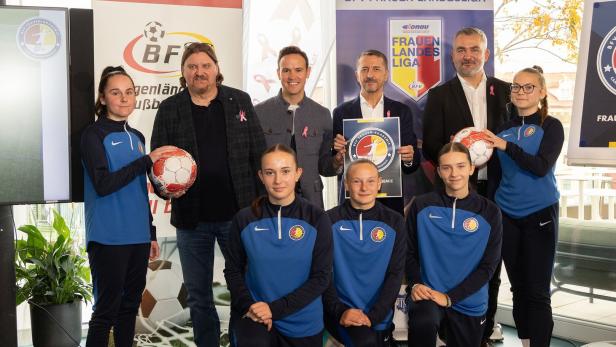 Landesrat Heinrich Dorner (2.v.r.), BFV Präsident Georg Pangl (3.v.r.), Joachim Steiner, Sportlicher Leiter der BFV Frauen-Akademie (4.v.r.) und Christian Marth, Obmann FC Südburgenland (5.v.r.), mit Sportlerinnen der BFV Frauen-Akademie.