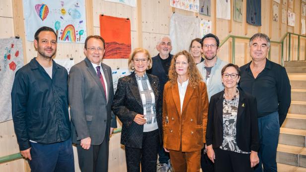 Strahlende Gesichter: Tangente-Leiter Tarun Kade, Bürgermeister Matthias Stadler, Landeshauptfrau Johanna Mikl-Leitner, Thomas Pulle, Mona Jas, Marie Rötzer, Andreas Fränzl, Martha Keil und und NÖKU-Chef Paul Gessl