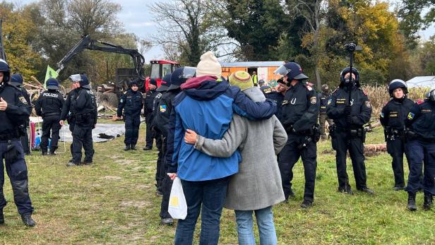 Ostumfahrung Wr. Neustadt: Aktivisten besetzen Auwald - Polizei räumt