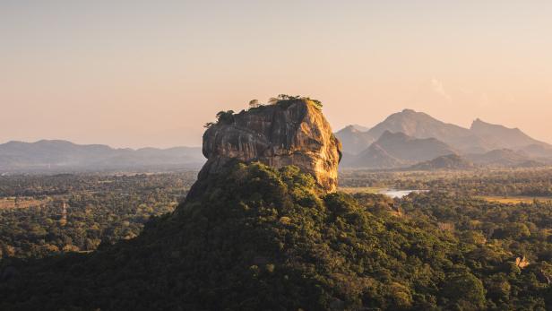 Blick auf Sigiriya Löwenfelsen in Sri Lanka mit Berg- und Dschungellandschaft im Hintergrund