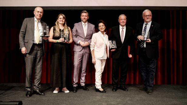 v.l.n.r.: Die Gewinner des Handelshermes 2024: Andreas Rath/J.&amp;amp;L. Lobmeyr (Tradition), Rafaela SarahKathan-Kupfner/Wildes Böckle (Innovation),Wolfgang Jaspers (Geschäftsführerder Sparte Handel in der WKWien), Margarete Gumprecht (Obfrau der SparteHandel in der WKWien), Herbert Turek (Lebenswerk), Dieter Strehl/Piatnik&amp;amp;Söhne (Sortiment)