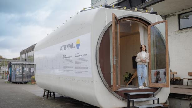 Innovatives Recycling: Windradgondel zum Tiny House umgebaut