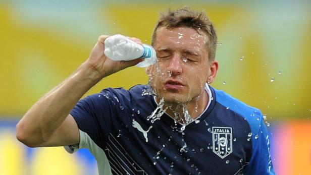 epa03754742 Italy&#039;s Emanuele Giaccherini splashes his face with water during a training session on the eve of the match between Italy and Brazil in the FIFA Confederations Cup 2013 in Fonte Nova stadium, Salvador, Brazil, 21 June 2013. EPA/PETER POWELL