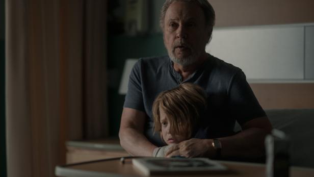 Kinderpsychiater Eli (Billy Crystal) kümmert sich in der Apple-Serie "Before" um den kleinen Noah (Jacobi Jupe) 