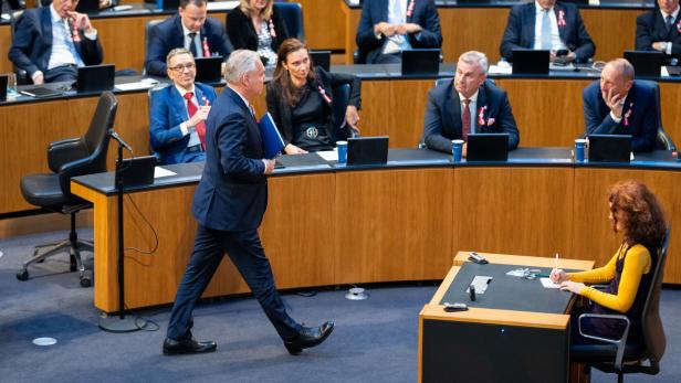 Walter Rosenkranz bei der konstituierenden Sitzung des Nationalrats vor der FPÖ-Fraktion