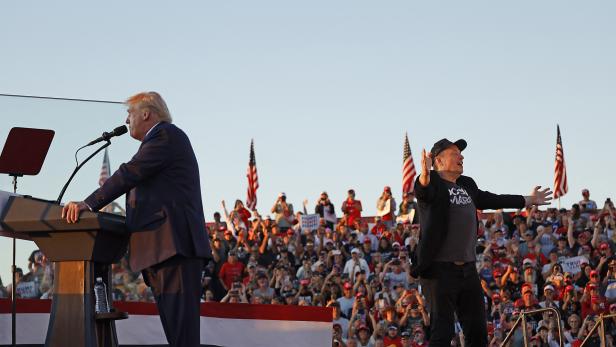 Beim Familienfoto von US-Präsident Donald Trump fehlte jede Spur von Ehefrau Melania. Dafür war Tesla-Chef Elon Musk zu sehen.