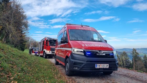 Einsatzfahrzeuge am gebirgigen Unfallort