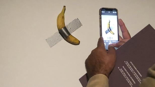 Skandal-Banane von Maurizio Cattelan soll bis zu 1,5 Millionen Dollar einbringen