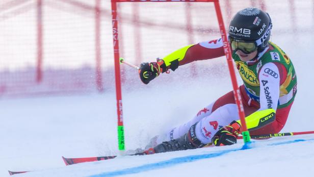 Julia Scheib zeigte beim Weltcupauftakt in Sölden auf