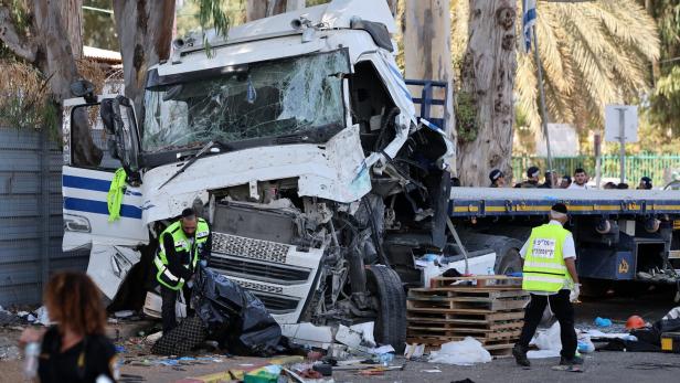 Fahrer "neutralisiert": Lkw raste in Israel in Menschengruppe