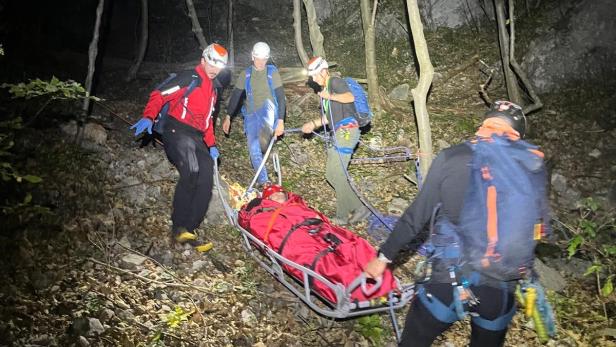 Zehn Meter über Felswand gestürzt: 55-Jährige am Schneeberg schwer verletzt