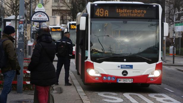 Wiener Busfahrer nach Wolfsgruß gekündigt: Rechtens