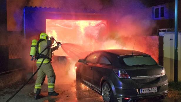 Garage in Flammen: Hausbewohner und Hund von Feuerwehr gerettet