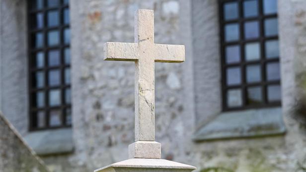 Mann stahl 358 Frauenbilder von Friedhof: "Liebe es, sie zu bewundern"