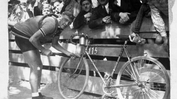 Max Bulla im Jahr 1931 vor dem Start einer Etappe der Tour de France