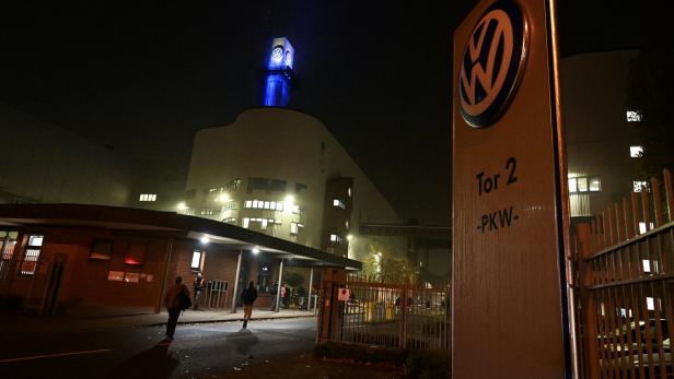 Nach Ablauf der Friedenspflicht sind in ganz Deutschland Aktionen geplant – in der Nacht wurde beim VW-Werk in Osnabrück demonstriert.