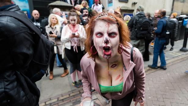 Eine Frau in vollem Kostüm macht beim Charity Zombie Walk in London mit. 