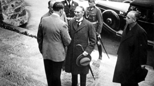 Der britische Premier Neville Chamberlain vor der Unterzeichnung bei Adolf Hitler auf dem Obersalzberg