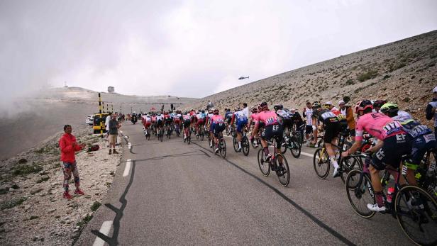 Das Feld nähert sich dem Gipfel des Mont Ventoux