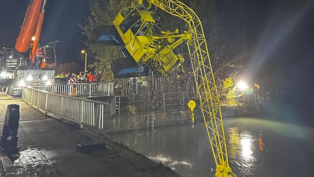 Bagger im Pongau in die Salzach gestürzt: 20 Meter aus dem Wasser gezogen