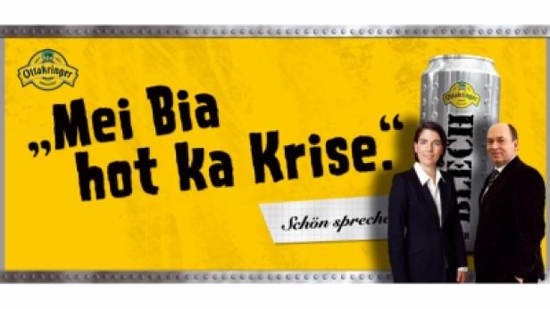 Eine Ottakringer Bierwerbung mit dem Slogan „Mei Bia hot ka Krise“ und zwei Personen im Anzug.