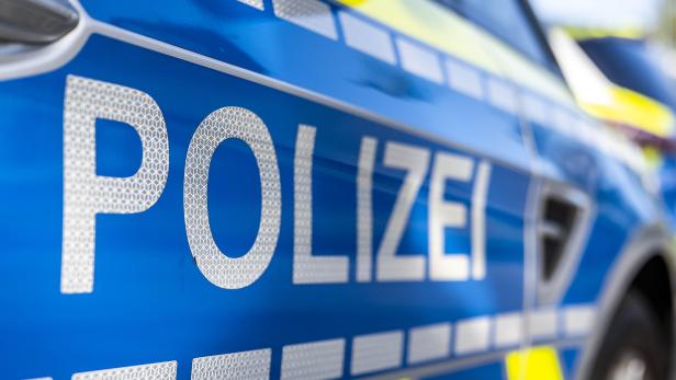 Hochexplosive Substanz von Polizei gesprengt Symbolbild: Ein deutsches Polizeiauto mit der Aufschrift "Polizei"