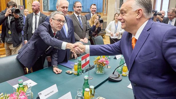 Proteste vor Parlament: So lief das umstrittene Treffen zwischen Kickl, Rosenkranz und Orbán