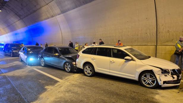 Massenkarambolage im Königsbergtunnel auf der A2 in NÖ