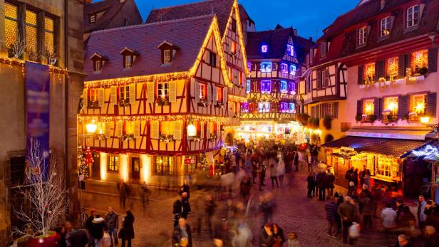 Weihnachtlich beleuchtete Fachwerkhäuser in Colmar im Elsass