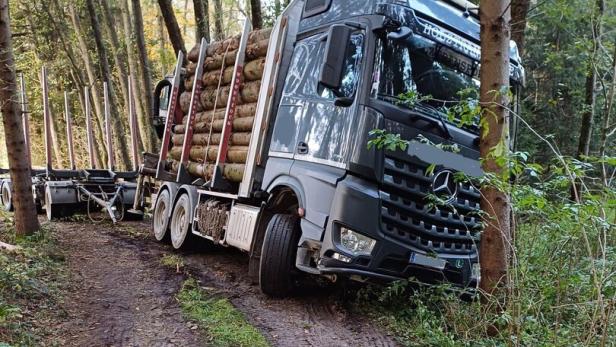 In Bad Tatzmannsdorf musste ein 35 Tonnen schwerer Lkw geborgen werden.