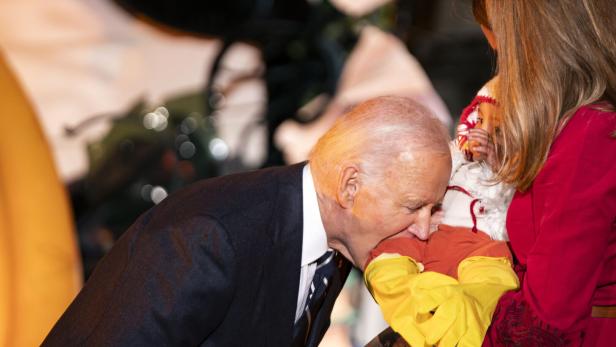 Halloweenparty im Weißen Haus: Joe Biden beißt Babys