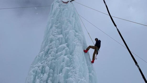 Der zwanzig Meter hohe Eiskletterturm am Gletscher ist für alle Könnensstufen geeignet