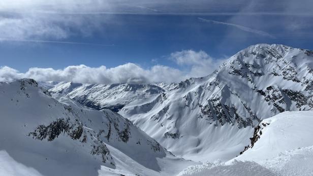 Zu sehen ist eine Bergkette mit dem Stubaier Gletscher.