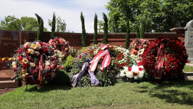 Blumenmeer am Grab von Niki Lauda (1949 bis 2019)