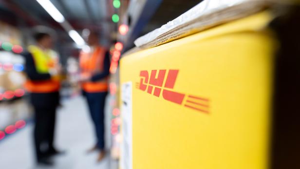 Bande stürmte bewaffnet in DHL-Lager (Symbolbild)