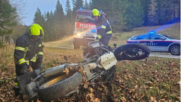 Schwerer Unfall in NÖ: Motorradfahrer rammte Hirsch