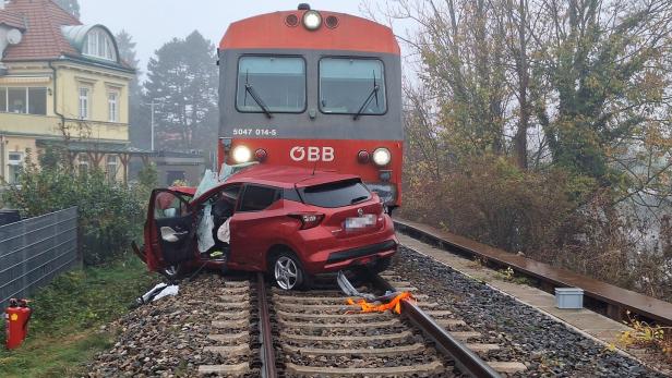 Kleinwagen wurde nach Kollision von Zug auf den Schienen dahingeschoben