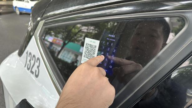 Im Robotaxi durch Wuhan: Die KI wird mit jeder Fahrt schlauer