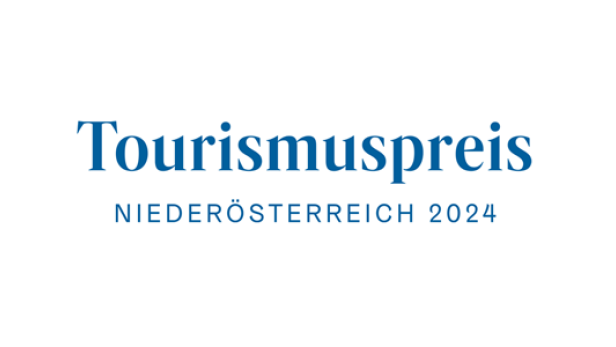 Eine weiße Fläche, auf der in blauer Schrift "Tourismuspreis Niederösterreich 2024" steht.