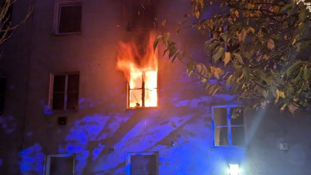 Bewohner flüchtete vor Zimmerbrand in Wien verletzt ins Stiegenhaus