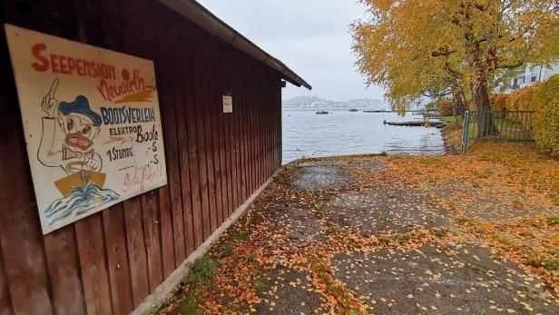 Bootshaus mit Retro-Werbung für Bootsverleih.