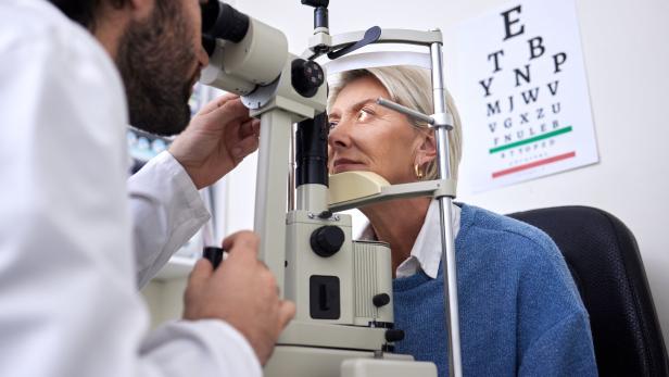 Frau bei der Augenuntersuchung.