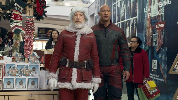 Schlank und rank: J. K. Simmons (li.) als Weihnachtsmann und Dwayne Johnson als sein Bodyguard