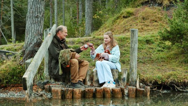 Luna Wedler und Edgar Selge in &quot;Marianengraben&quot;