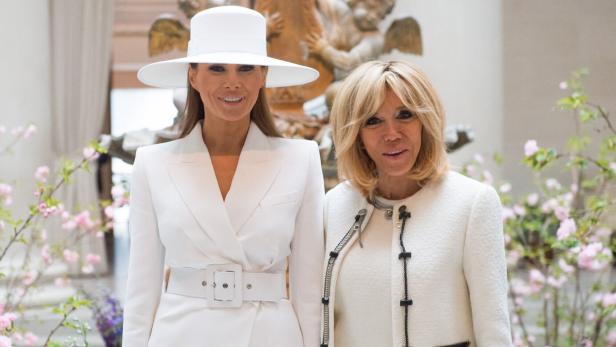 Melania Trump und Brigitte Macron posieren zusammen.