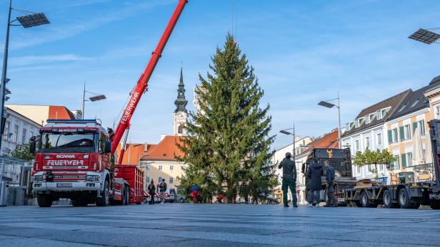 Nikolaus, Bands und DJ am diesjährigen St. Pöltner Christkindlmarkt