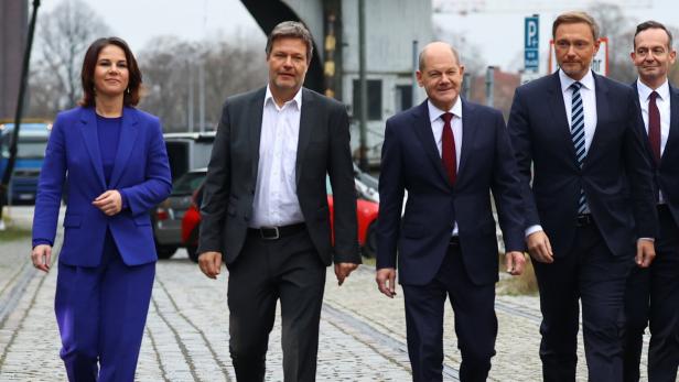 Das erste Foto der Ampel-Regierung: Außenministerin Annalena Baerbock (Grüne), Wirtschaftsminister Robert Habeck (Grüne), Kanzler Olaf Scholz (SPD), Finanzminister Christian Lindner (FDP).