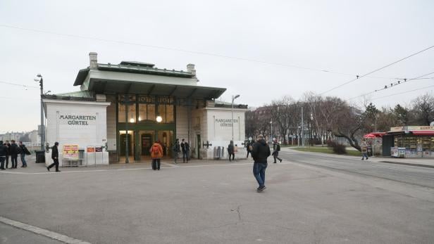 Station Margaretengürtel: Ein paar Passanten gehen Richtung U-Bahn.