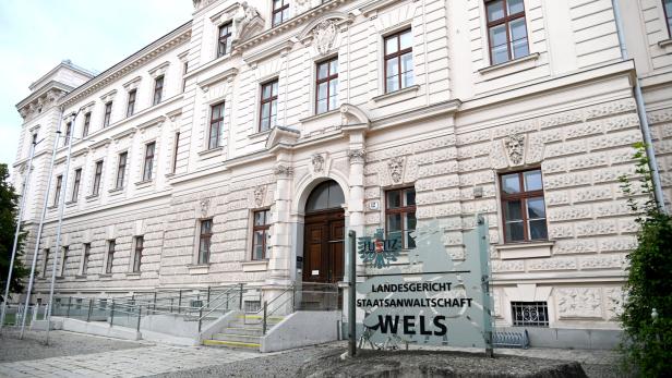 Das Landesgericht und die Staatsanwaltschaft Wels befinden sich in einem verzierten, hellen Gebäude.